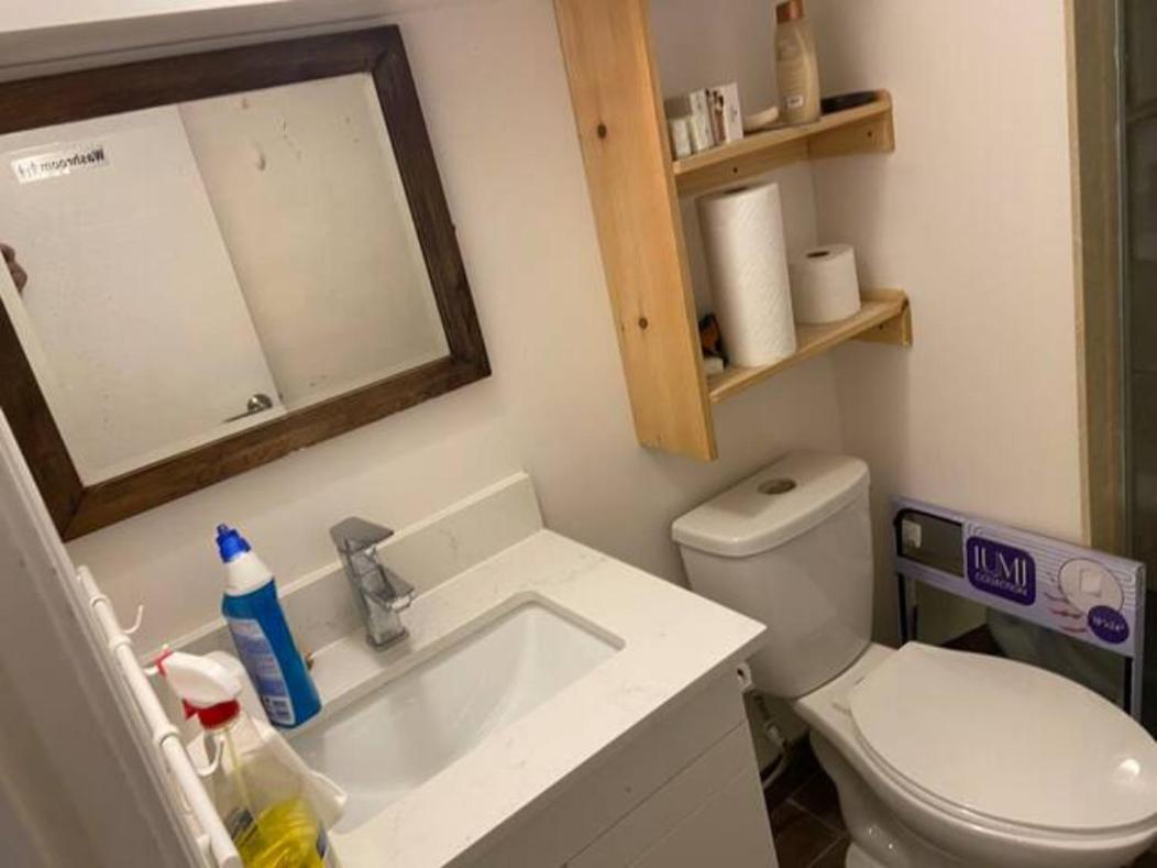 Basemewnt Room With Private Bathroom 36C 토론토 외부 사진