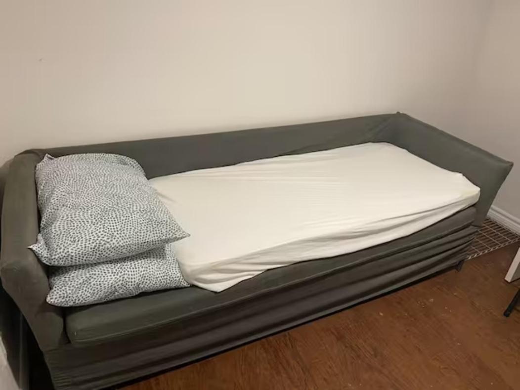 Basemewnt Room With Private Bathroom 36C 토론토 외부 사진